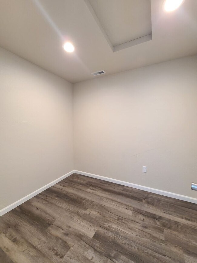 Building Photo - $2,350- 3 Bed / 2 Bath Beautiful Newer Bui...