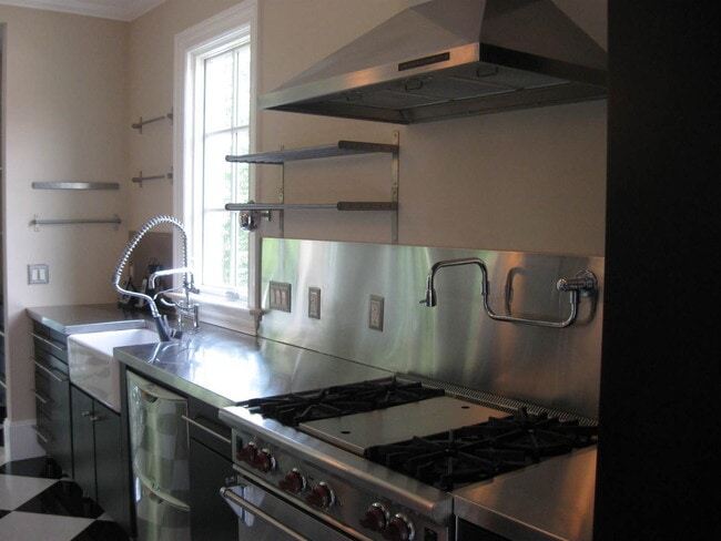 Building Photo - 4 Story Townhome in Greensboro NC