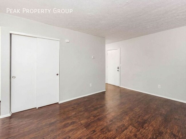 Building Photo - 1393-1395 Summit Street-2 Bedroom