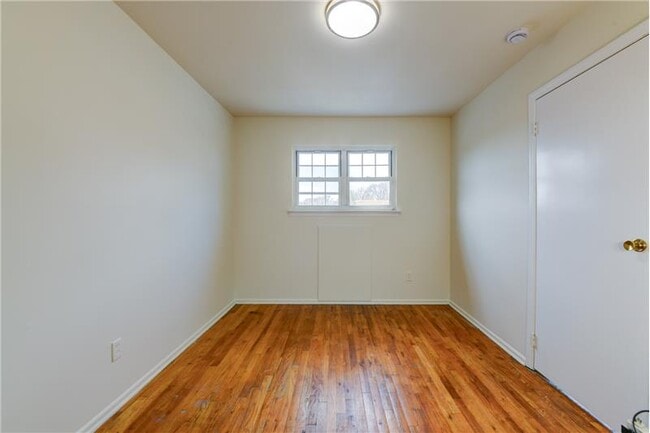 Building Photo - 6 College Dr