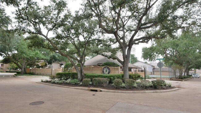 Building Photo - 8003 Oakwood Forest Dr