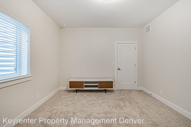 Building Photo - 4 br, 3.5 bath House - 2570 South Cherokee...