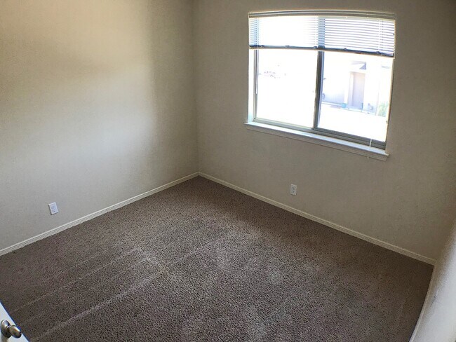 Building Photo - Sandstone Ranch Estates 3 bed with Refrig A/C plus Bonus Loft!