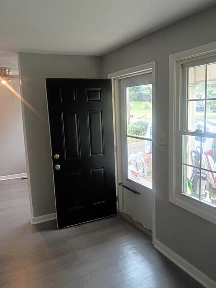 Building Photo - 5075 Scenic Dr