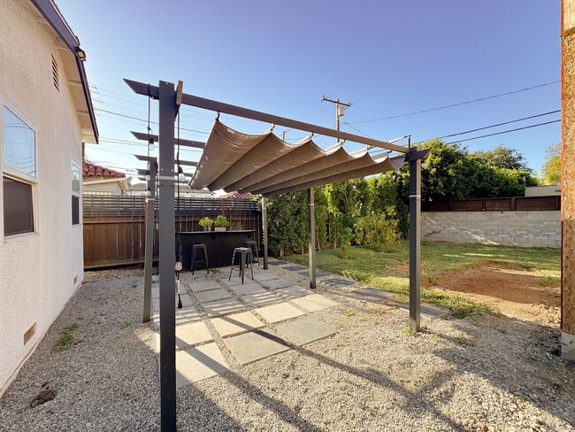 Building Photo - Gorgeous 3 Bedroom 2 Bath Updated Front House for Lease Near SoFi! (Building of ADU in the back)