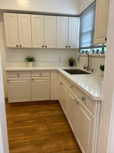 Building Photo - 850 S Kenmore Ave