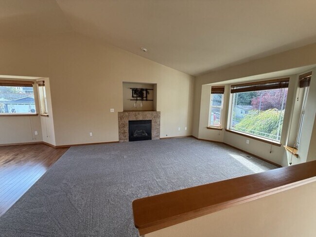 Building Photo - Spacious 5BD/3BTH Everett Home for Lease Near Boeing!