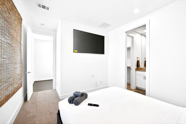 Building Photo - 1680 Memorial Dr SE