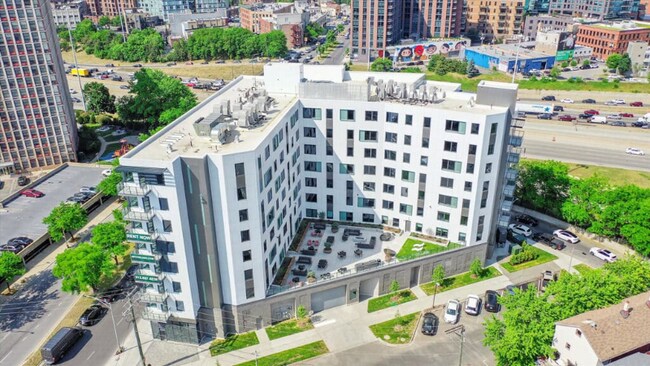 Building Photo - 650 N May St