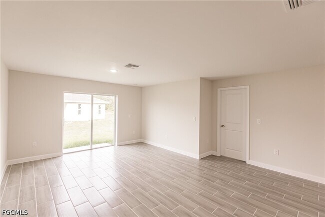 Building Photo - 3833-3835 Kitty Hawk Dr