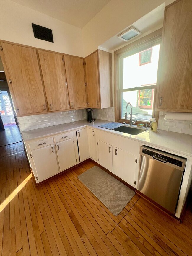 Building Photo - Fully Furnished, Large 3 Bedroom Home!