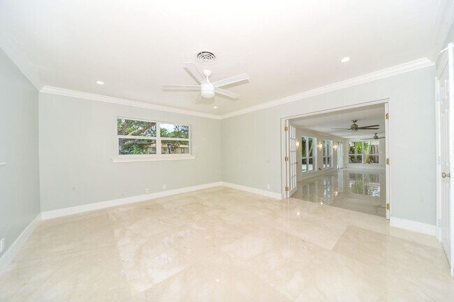 Building Photo - 709 W Royal Palm Rd