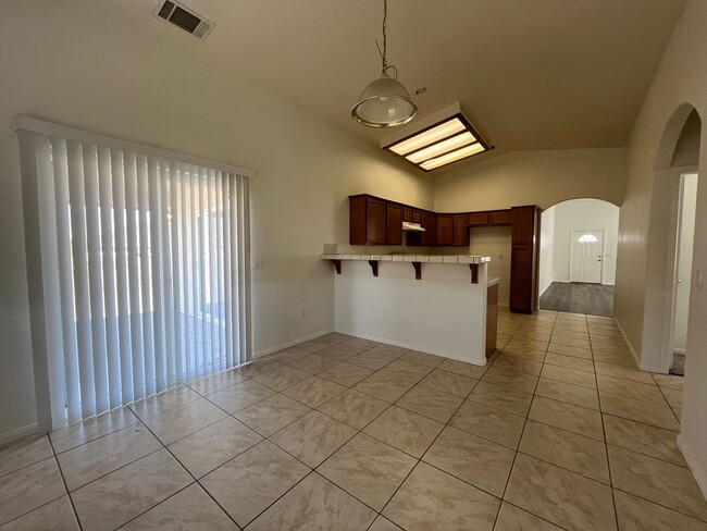 Building Photo - 3 bedroom 2 bath Apple Valley Home Availab...