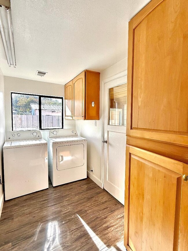 Building Photo - 2236 Home Dr