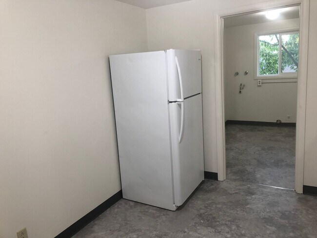 Building Photo - Large upstairs 2 bedroom apartment!