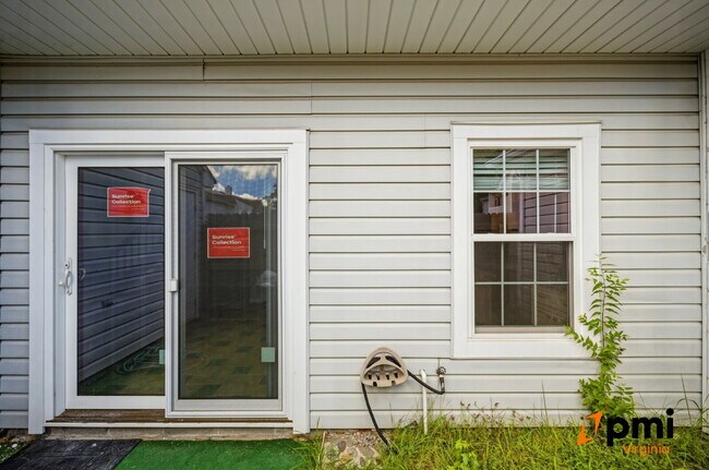 Building Photo - 2 Bed 2.5 Bath renovated townhome Virginia Beach