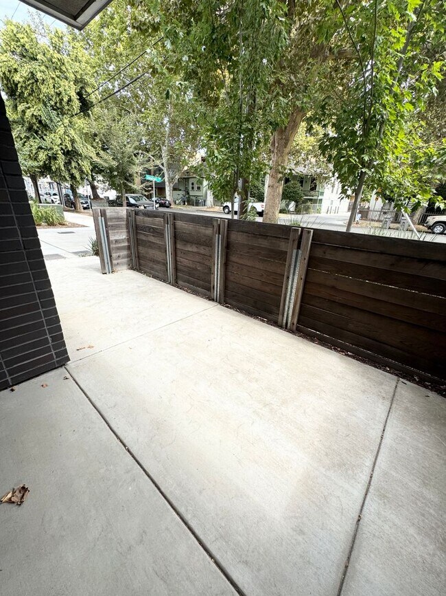 Building Photo - Luxury 3 Bed / 3 Bath Modern Home in Downtown Sacramento – Mansion Flats