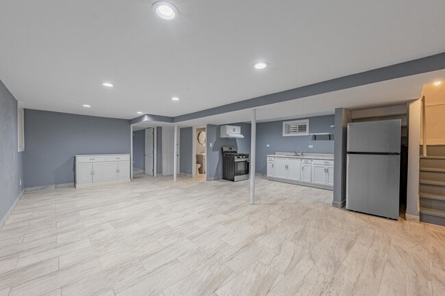 Building Photo - 7055 W 63rd St