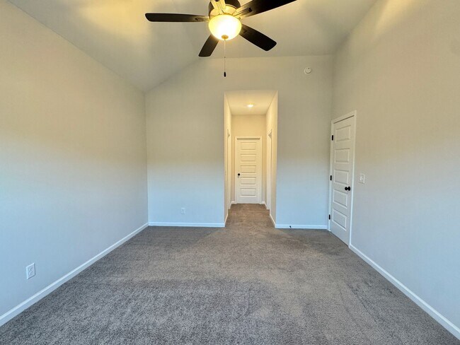 Building Photo - AVAILABLE NOW! (Pet Friendly)