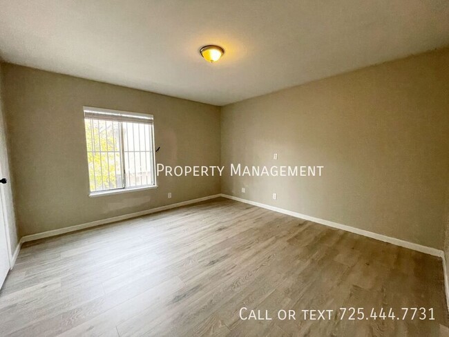Building Photo - MODERN 2 BED, 1.5 BATH TOWNHOME LOCATED IN...