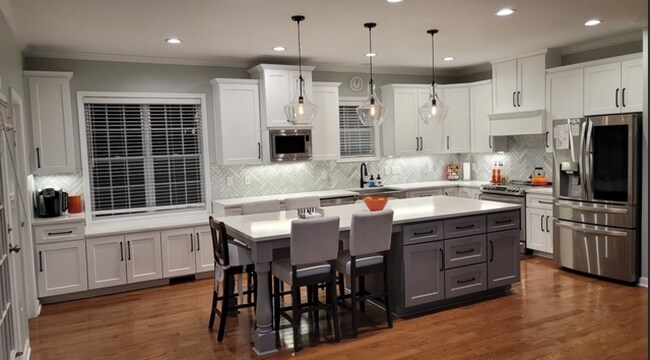 Building Photo - Charming 3-Bed Oasis with Hardwood Eleganc...