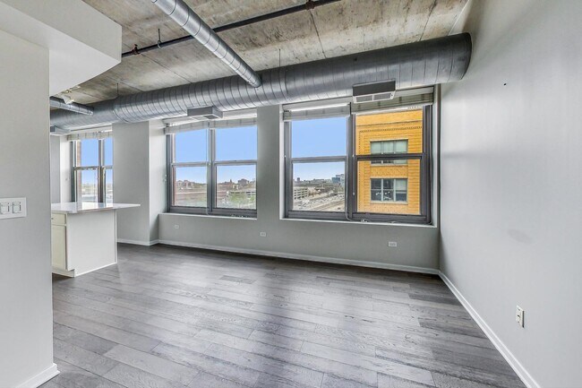 Building Photo - 933 W Van Buren St