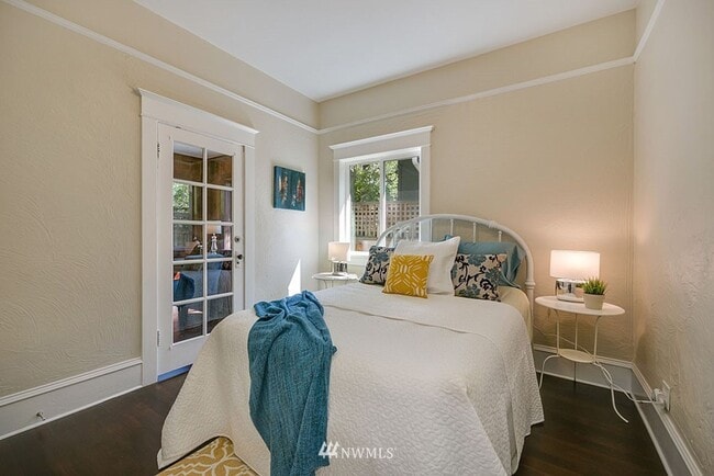 Building Photo - Spacious 5-Bedroom Home with Den & Backyar...