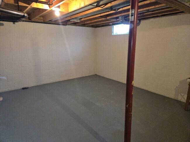 Building Photo - Charming 5-Bedroom Property in Prime Location