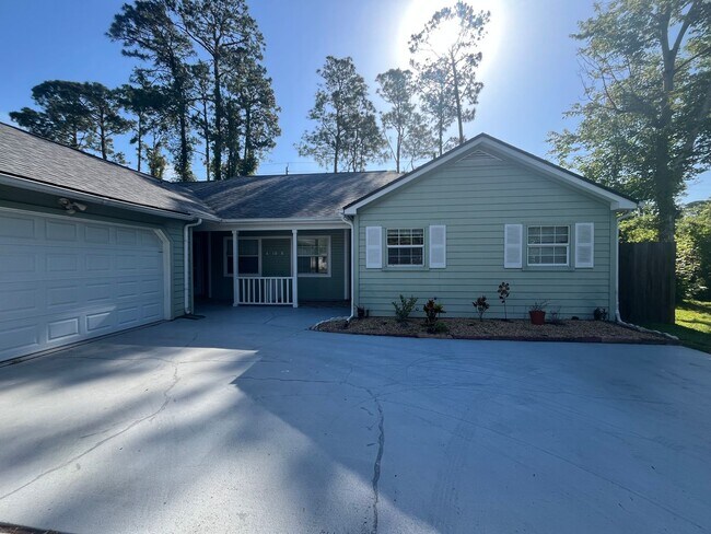 Building Photo - Super Cute 3bd 2bath with Florida Room!!