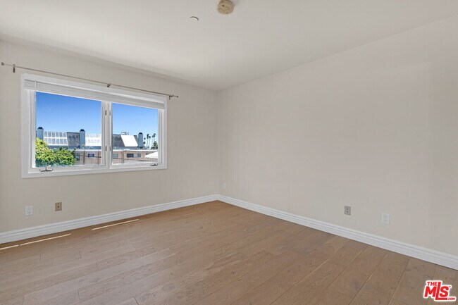 Building Photo - 1022 10th St