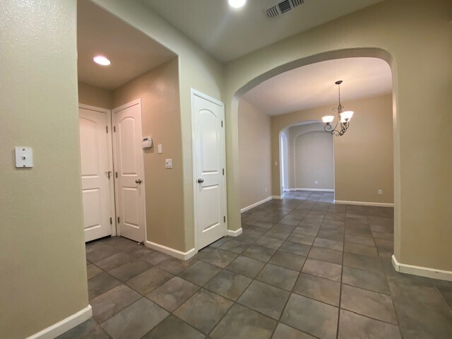 Building Photo - Beautiful 3 Bedroom in Gated Community! Po...