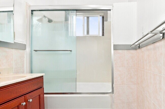 Building Photo - "Charming 2-Bedroom in Vibrant San Francisco!"