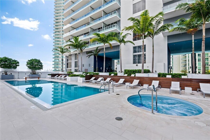 Building Photo - 1300 Brickell Bay Dr