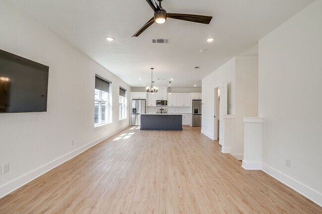 Building Photo - 2322 Benbrook Blvd