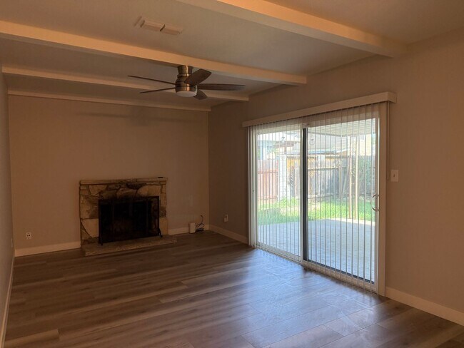 Building Photo - Beautiful and renovated 4 Bed 2 Bath in Sacramento!