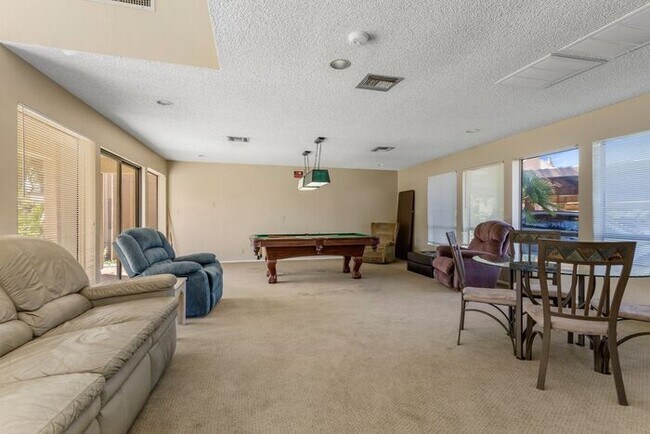 Building Photo - COMING SOON! Spacious 1 Bed 1 Bath Condo i...