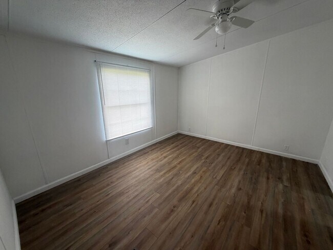 Building Photo - 3 Bed/2 Bath Mobile Home