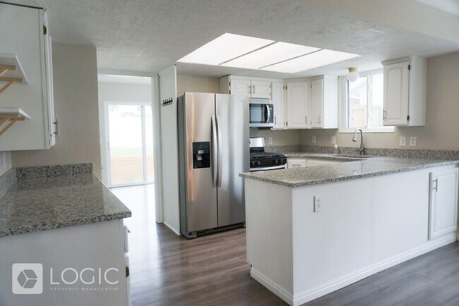 Building Photo - 1208 E Cedar View Dr