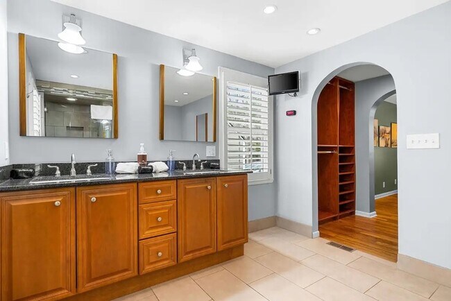 Building Photo - Beautifully Furnished Home – Move-In Ready!