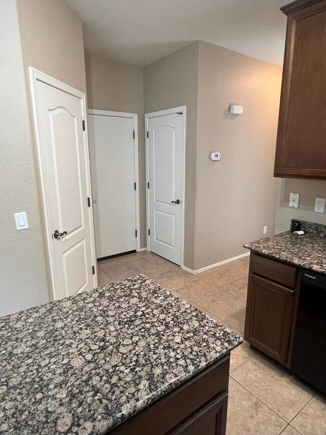 Building Photo - 4-bedroom and loft in the Willows with com...