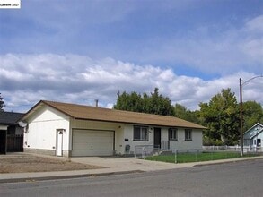 Building Photo - THREE BEDROOM TWO BATH HOME!