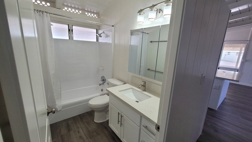 Common bathroom with tub - 2342 Ahakuka Pl