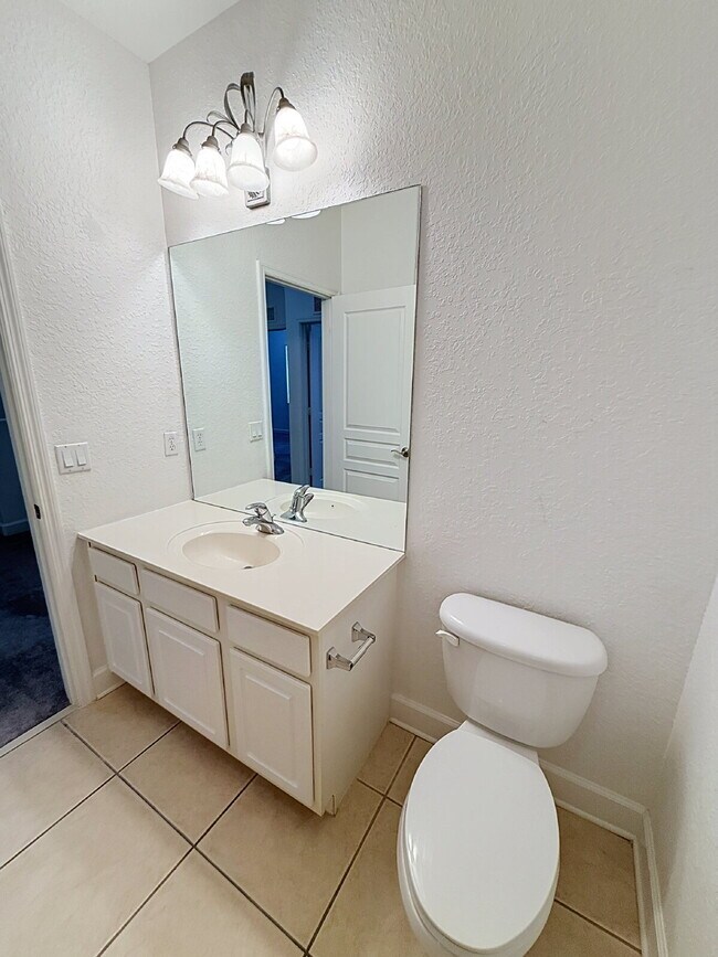 Building Photo - Beautiful 3 Beds and 2.5 Baths townhome with 2 car garage in Stonebridge Commons!