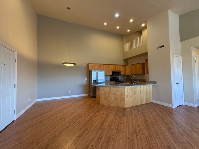 Building Photo - Millcreek Condo with Private Balcony & Pool!