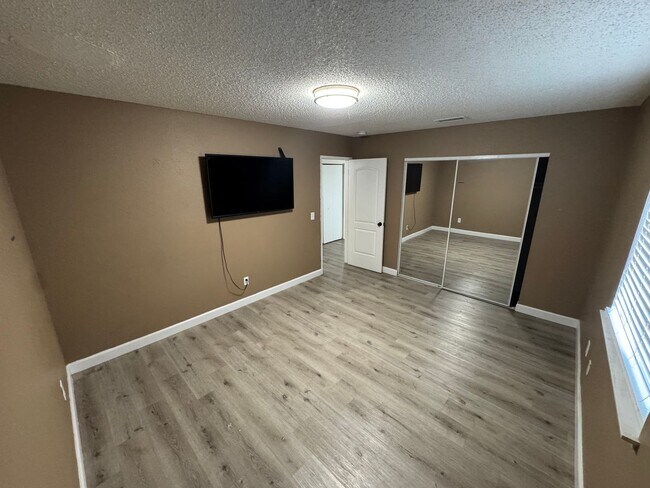 Building Photo - 2 bed/ 1 bath home / large yard / central located / Available Now!!