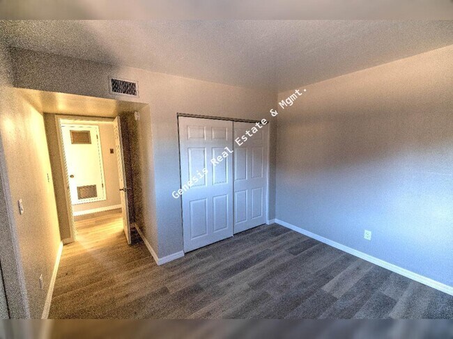 Building Photo - 3211 E Edison St