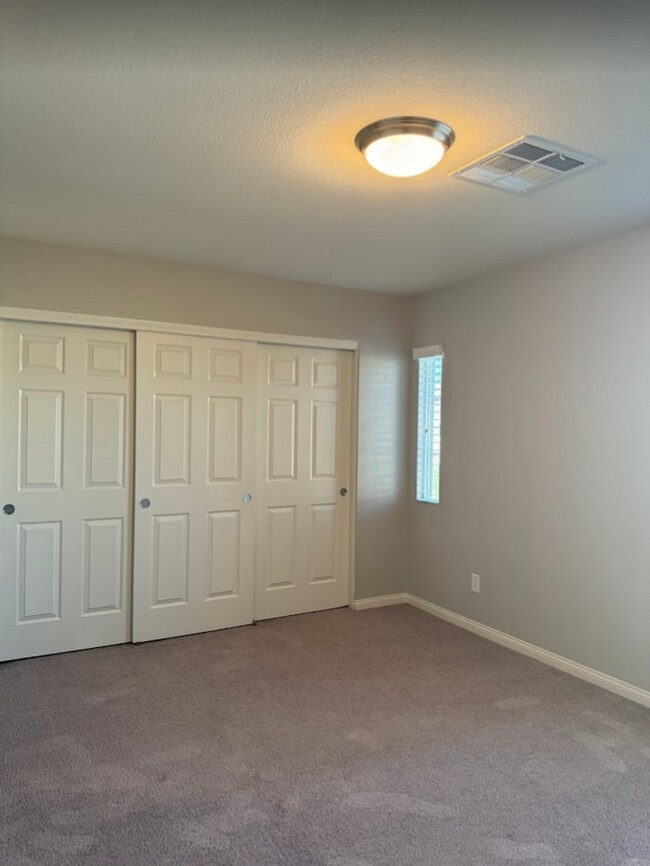Building Photo - Large Stunning 5 Bedroom Home in the South...
