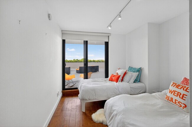 Building Photo - 2555 Collins Ave