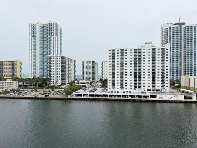 Building Photo - 800 Parkview Dr