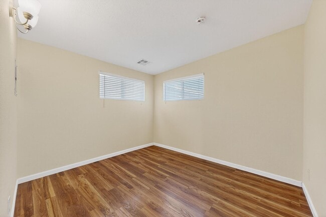 Building Photo - 1237 Pitt St NE